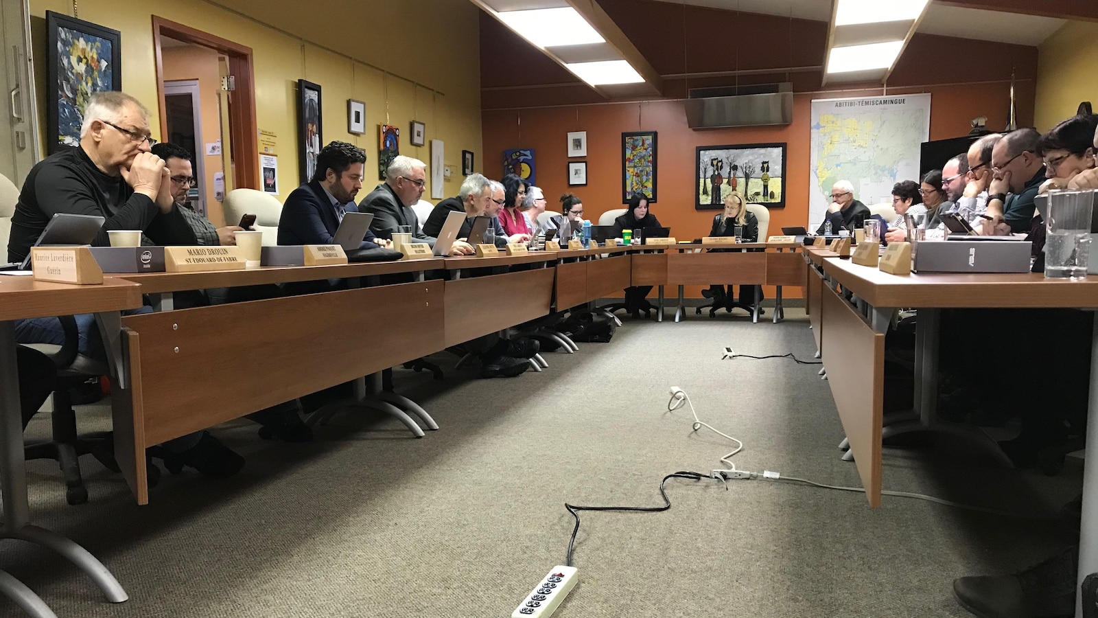 Les membres du conseil de la MRC de Témiscamingue attablés lors d'une séance de travail.