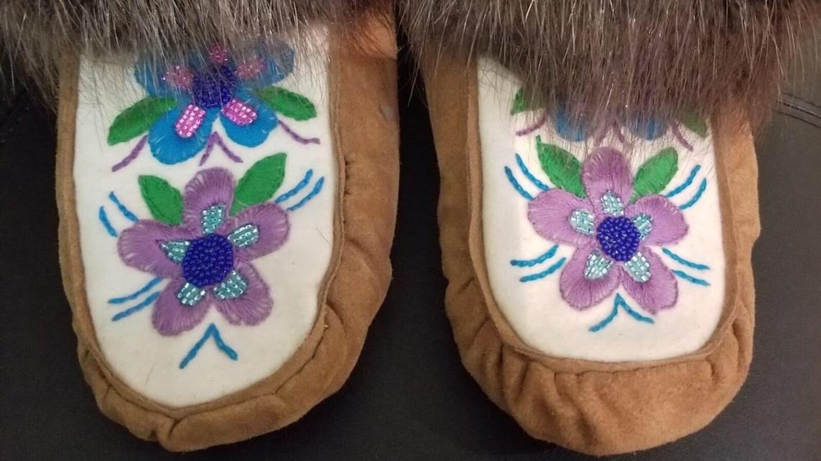 Des pantoufles qu'a fabriquées Mme Tin.