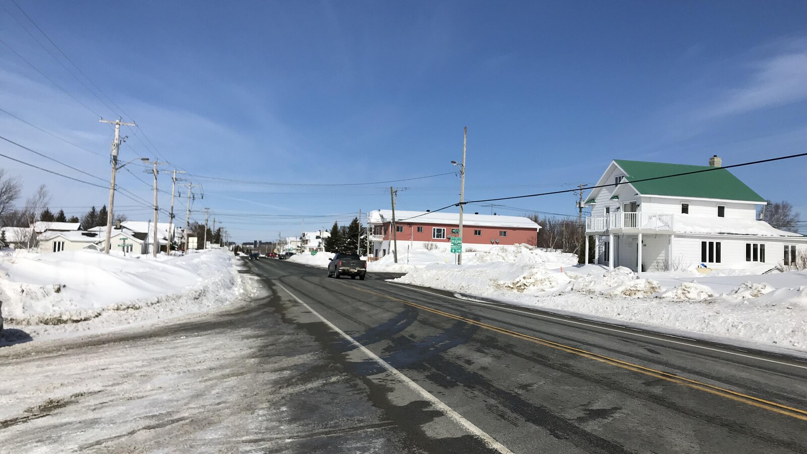 La rue Principale traversant la municipalité de Palmarolle, l'hiver.