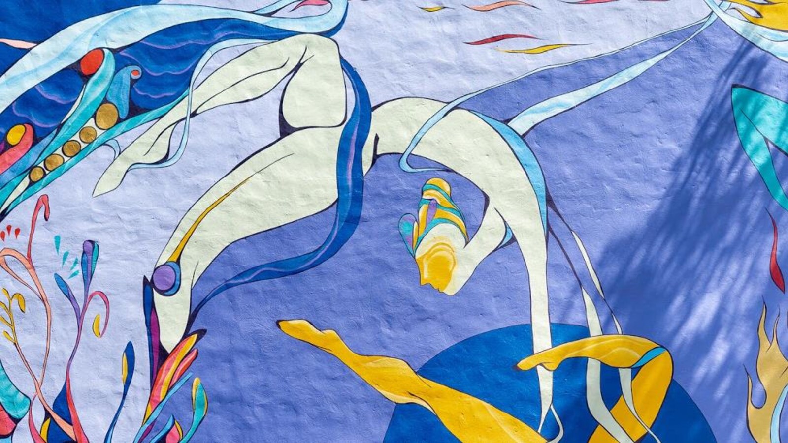 Fresque murale colorée représentant des acrobates.