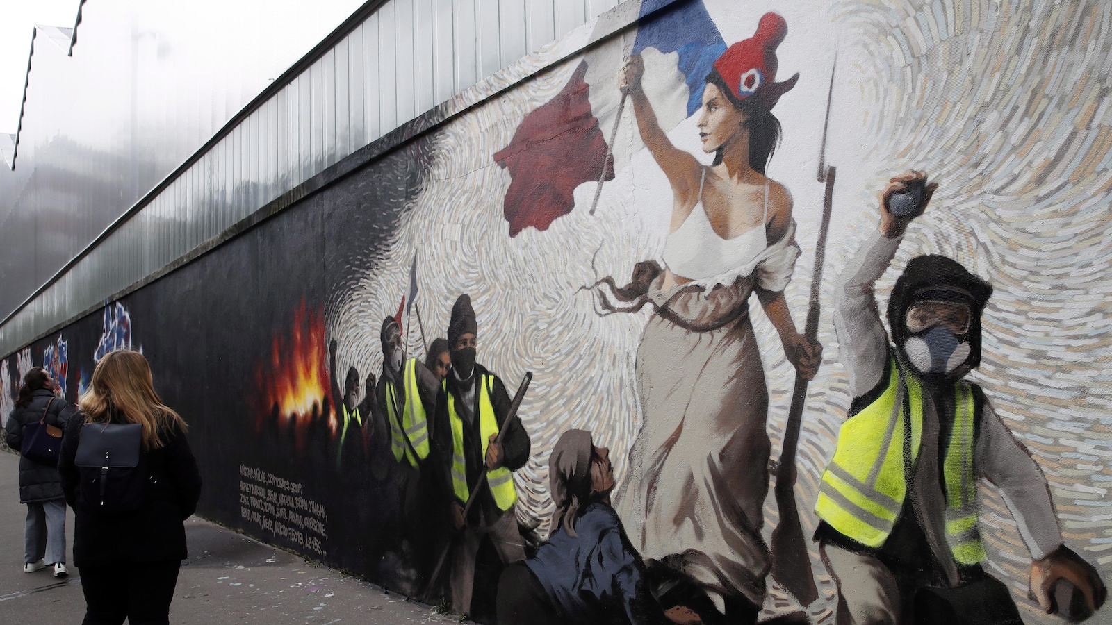 Une murale à Paris reprenant la toile d'Eugène Delacroix «La Liberté guidant le Peuple» avec des gilets jaunes.