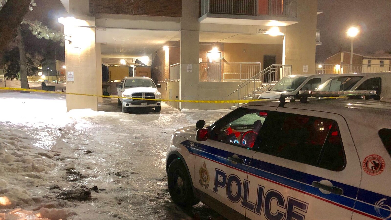 Un véhicule du Service de police d'Ottawa devant un édifice à logements.