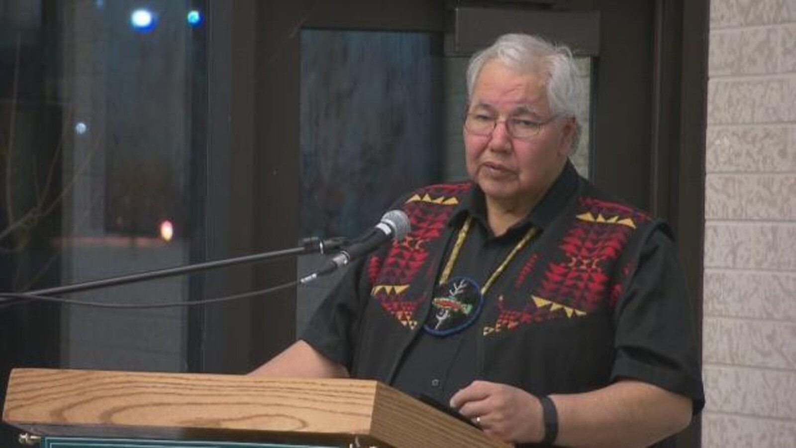 Le sénateur Murray Sinclair donne un discours vêtu d'une veste autochtone.