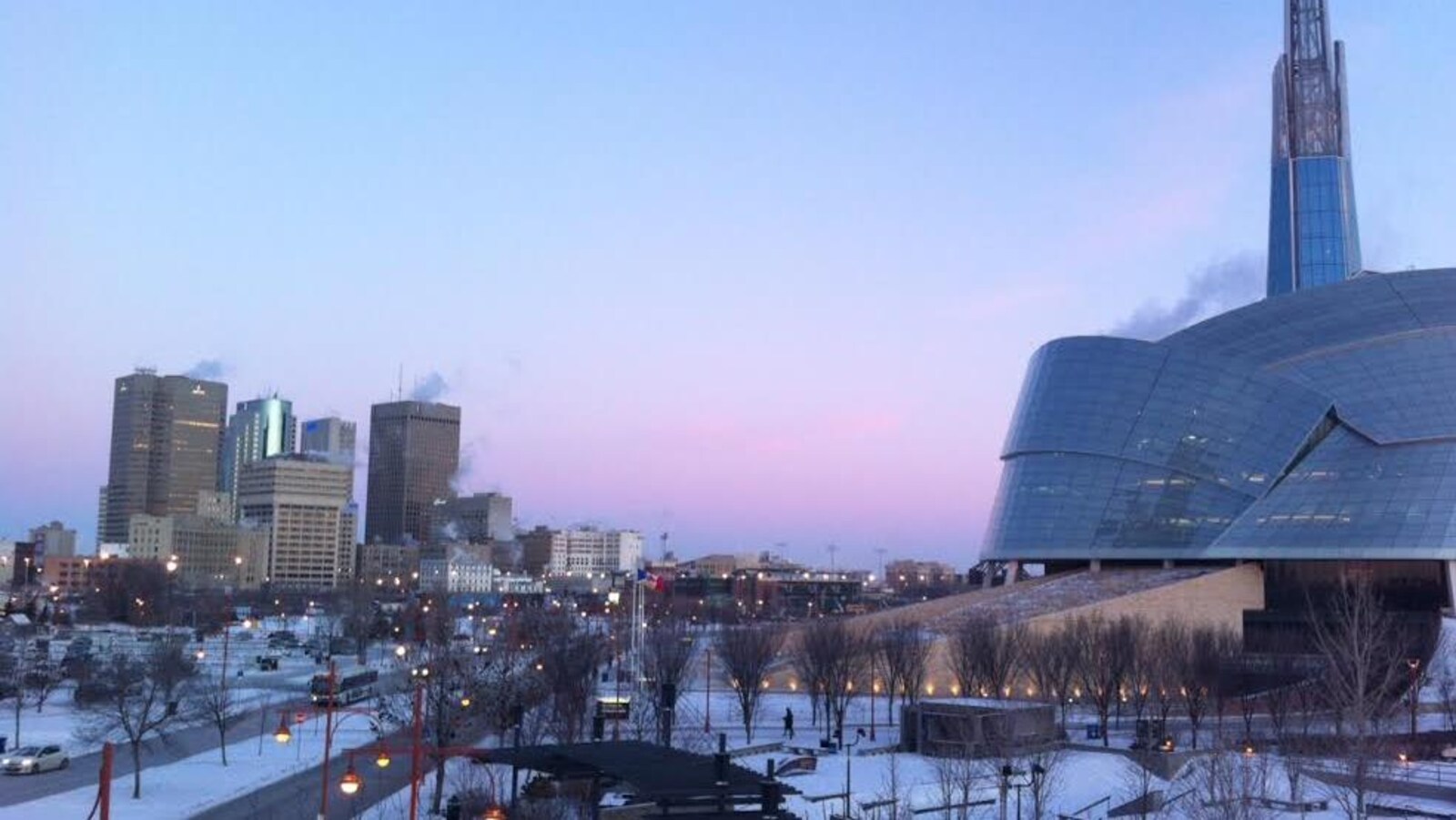 Photo paysage du Musée canadien pour les droits de la personne et le centre-ville de Winnipeg.