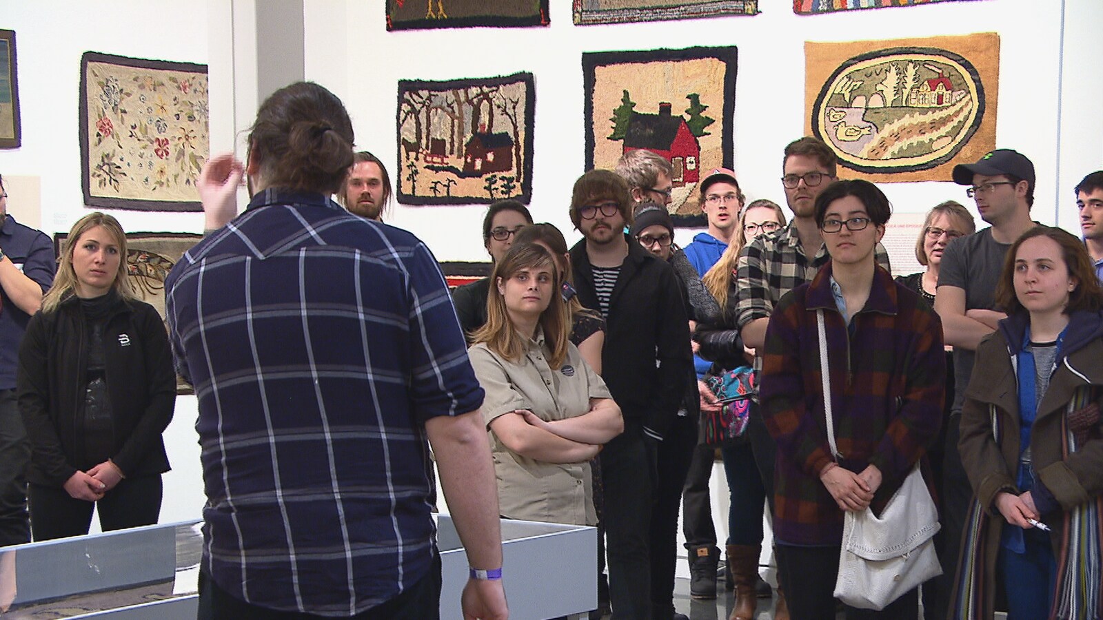 Un jeune public absorbé au musée