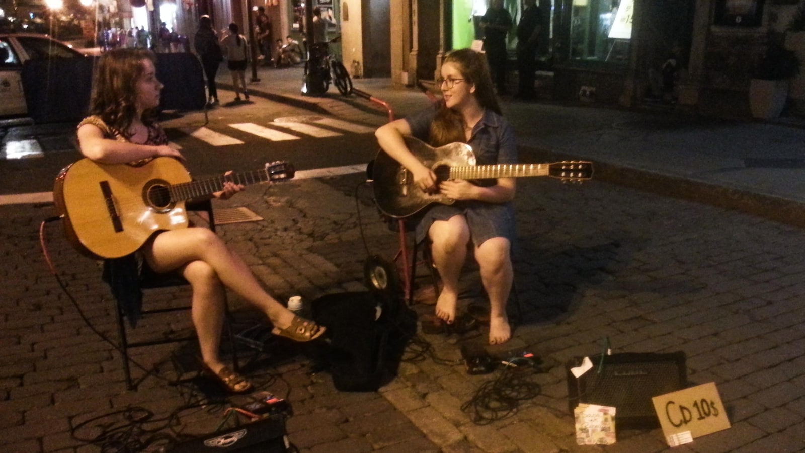 Les musiciennes de rue Sara Bolduc et Rebecca Breton