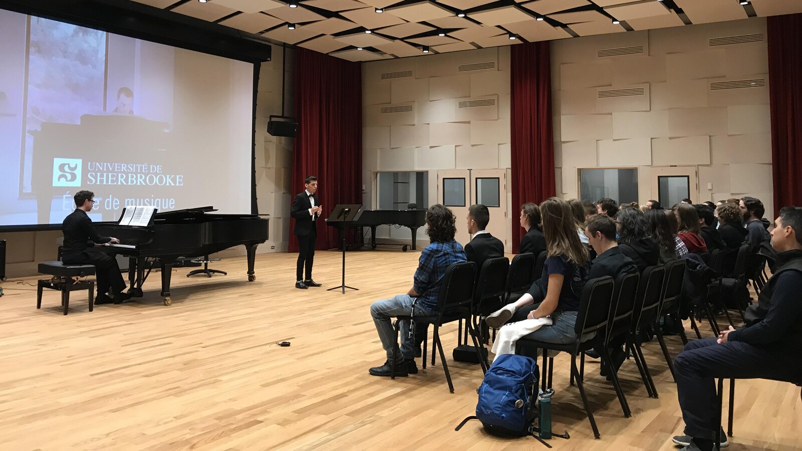 Des étudiants assis dans l'une des pièces de la nouvelle école de musique de l'Université de Sherbrooke.