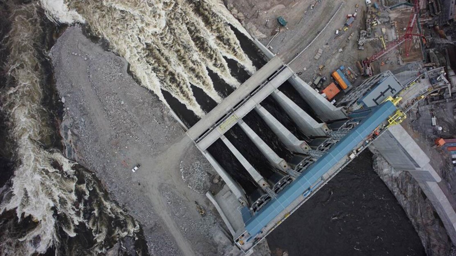 Les vannes d'évacuation du projet hydroélectrique Muskrat Falls.