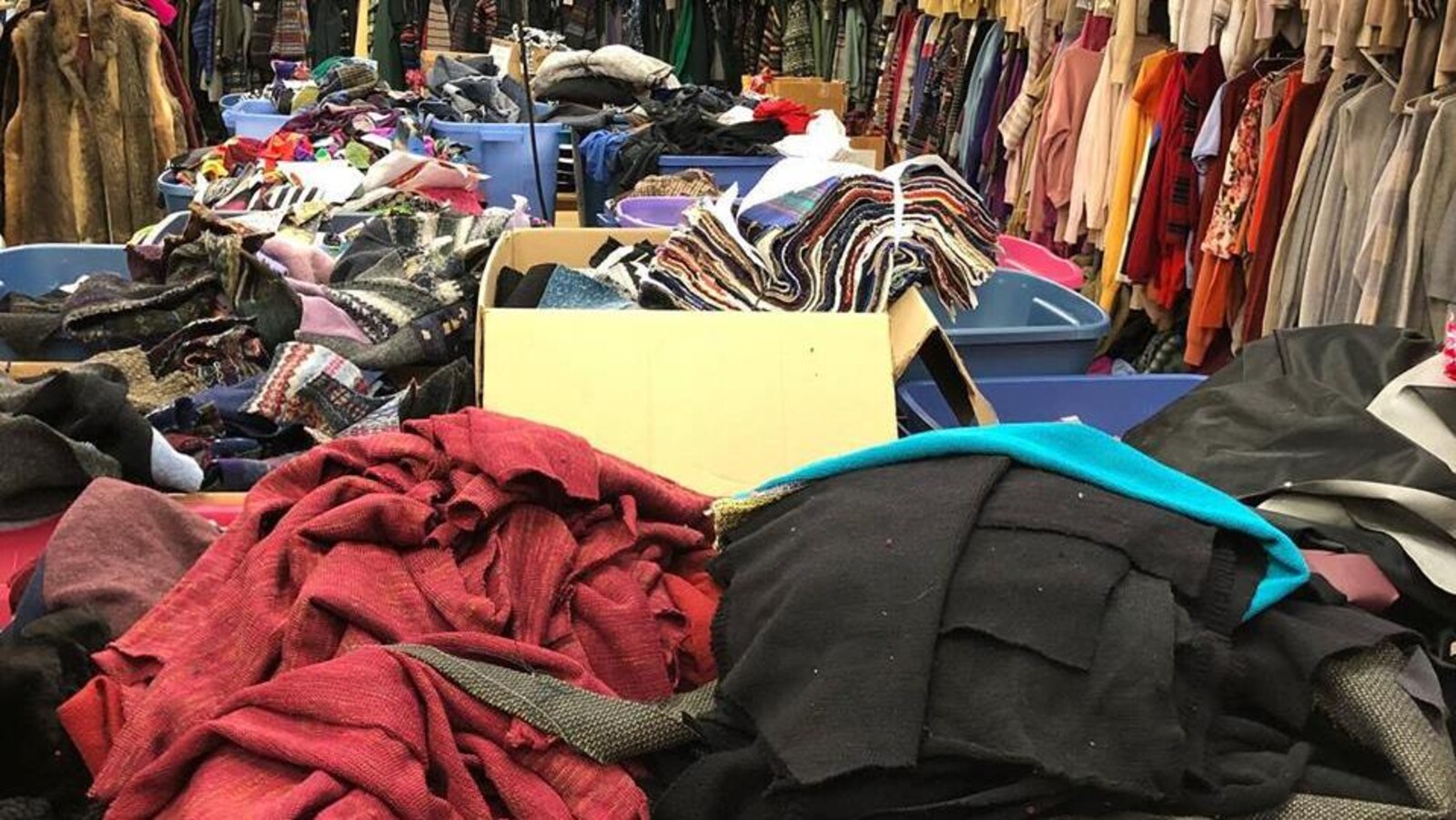 Des vêtements en vente chez Myco Anna.