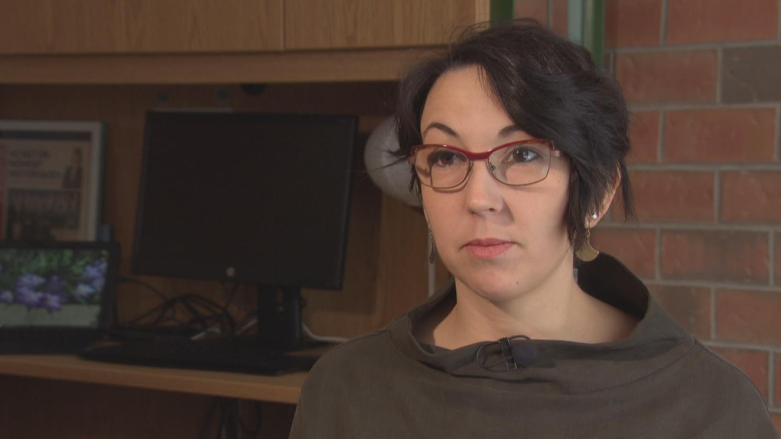 Une femme en entrevue avec Radio-Canada.