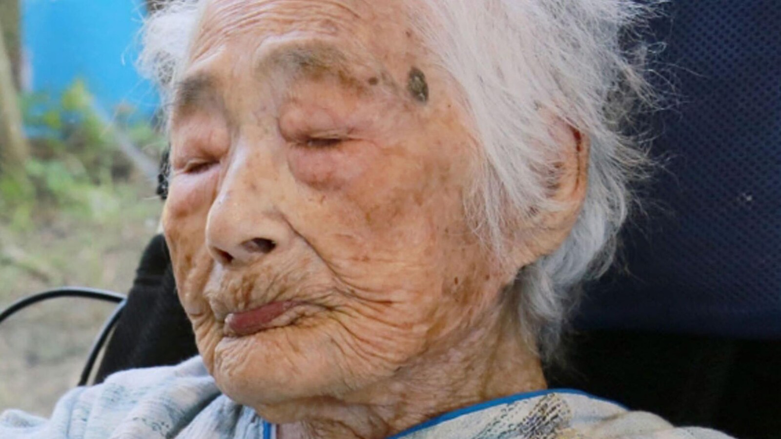 Cette photo prise en septembre 2015 montre Nabi Tajima, la personne la plus vieille du monde. La Japonaise est morte dans un hôpital de la ville de Kikai, dans le sud du Japon, le 21 avril 2018.