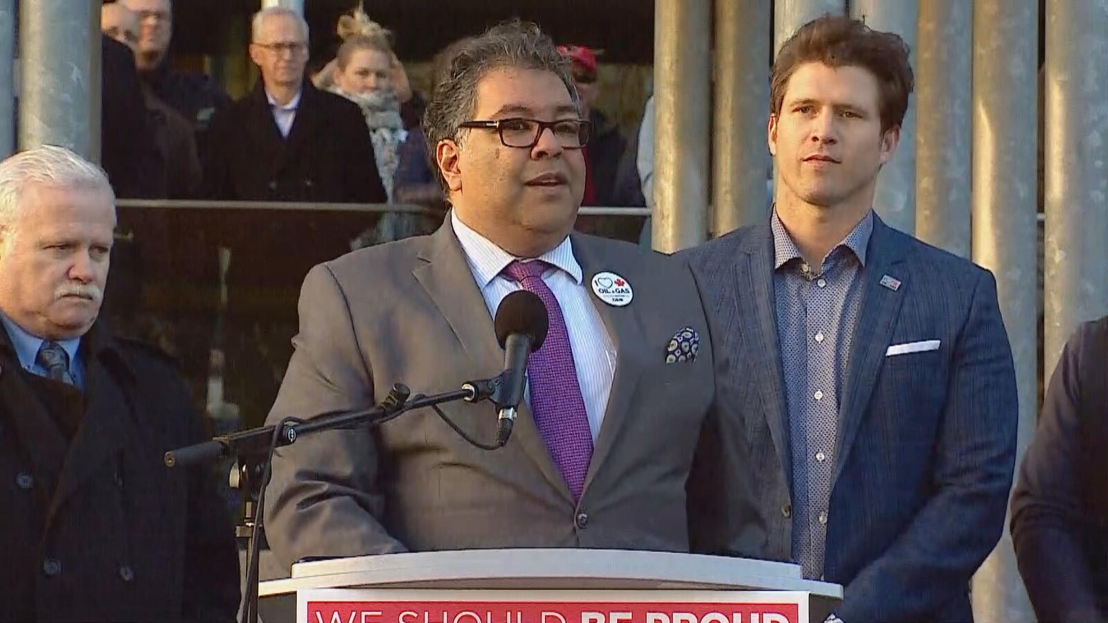 Naheed Nenshi, devant un podium, s'adresse au manifestants.