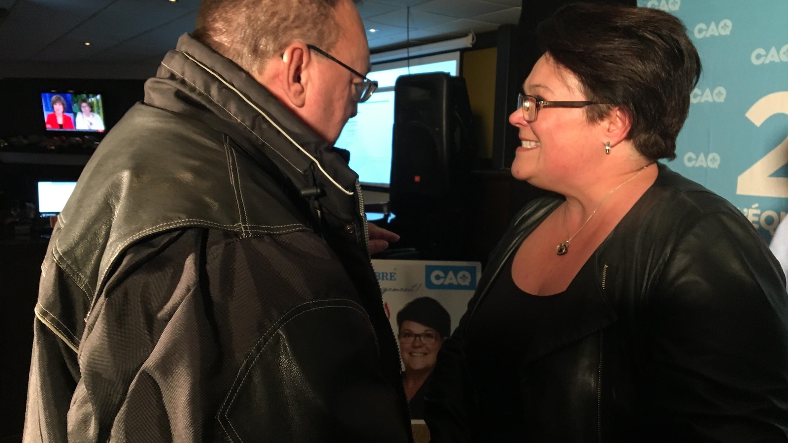 Nancy Guillemette est félicitée par un électeur le soir de sa victoire. Il lui serre la main.