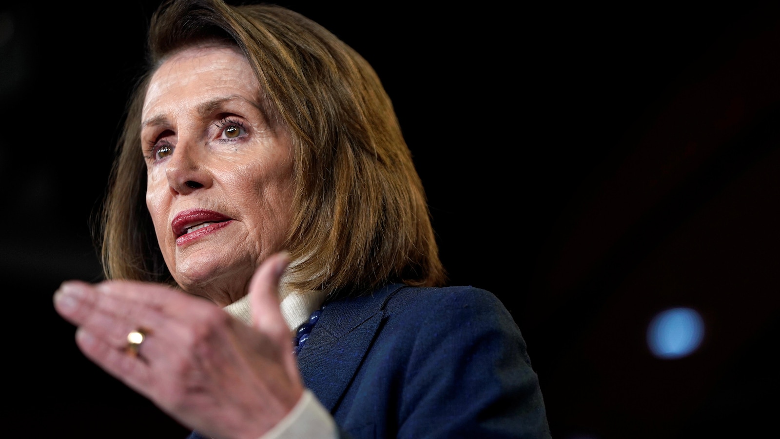 Nancy Pelosi parle en conférence de presse.