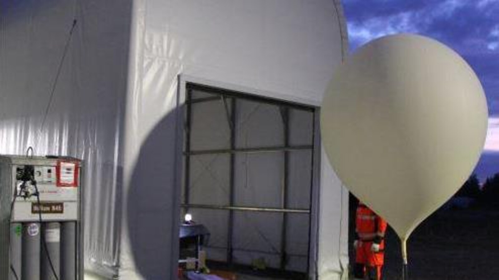 Un ballon d'essai se prépare à être lancé avant d'effectuer les tests de télémétrique de Nanikana aérospatiale
