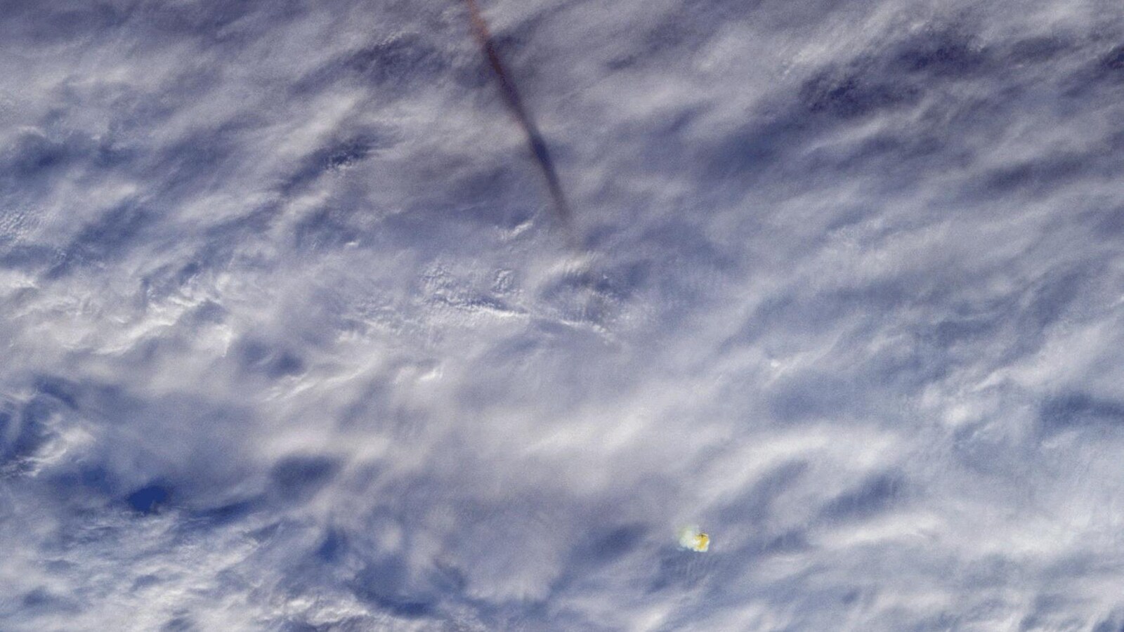 L'instrument MISR (Multi-angle Imaging SpectroRadiometer) du satellite Terra de la NASA a captÃ© une grosse boule de feu - ou un mÃ©tÃ©ore - au-dessus de la mer de BÃ©ring le 18 dÃ©cembre 2018.