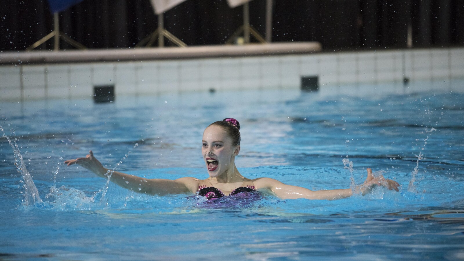 La nageuse Tamara Chaput dans une piscine.