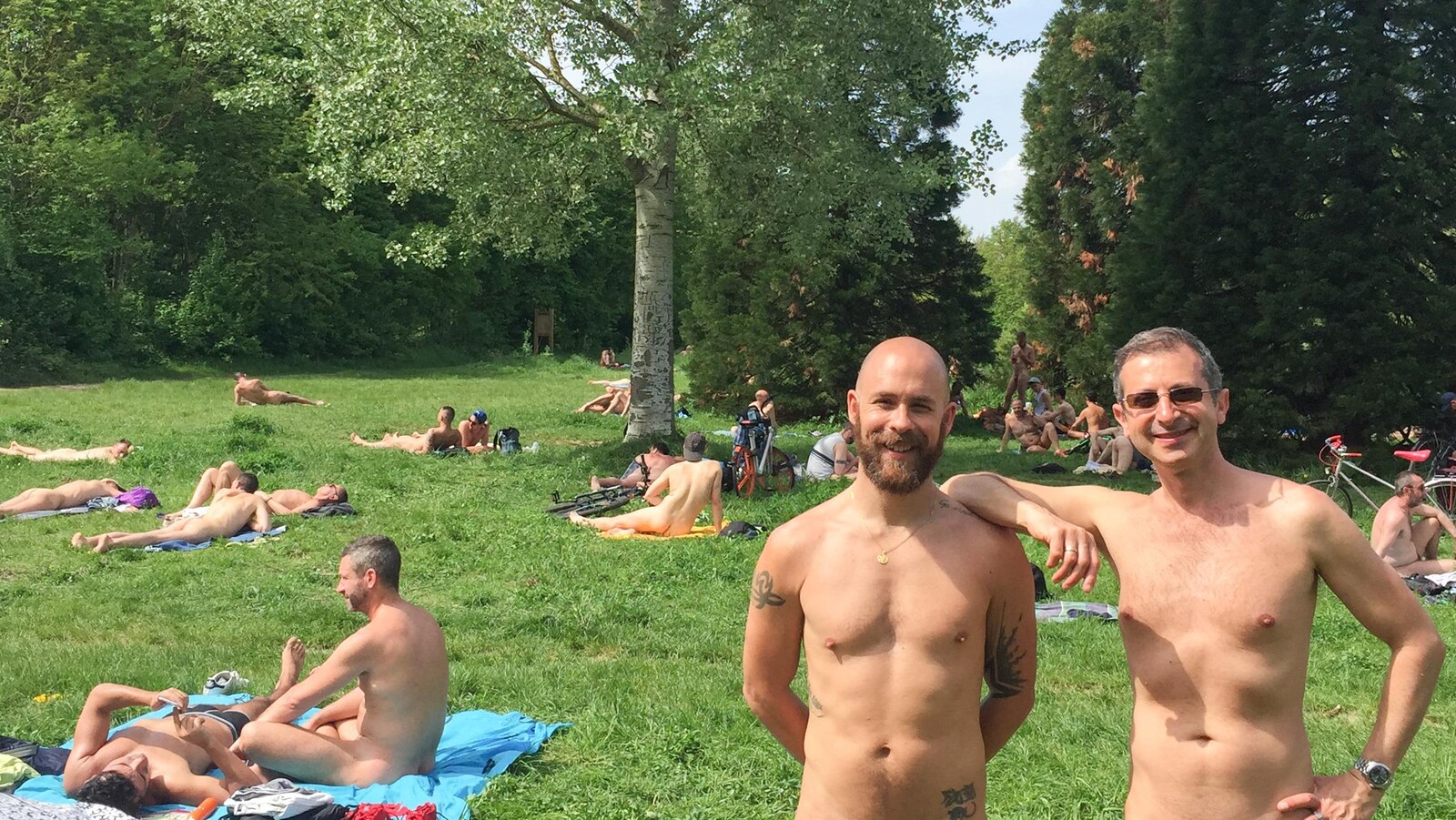 Julien Claudé-Pénégry et Laurent Luft parmi des nudistes dans un parc.