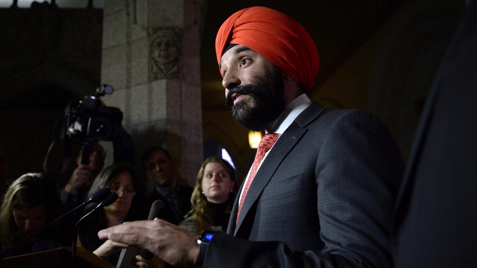 Le ministre fédéral de l'Industrie Navdeep Bains entouré de journalistes lors d'un point de presse au Parlement