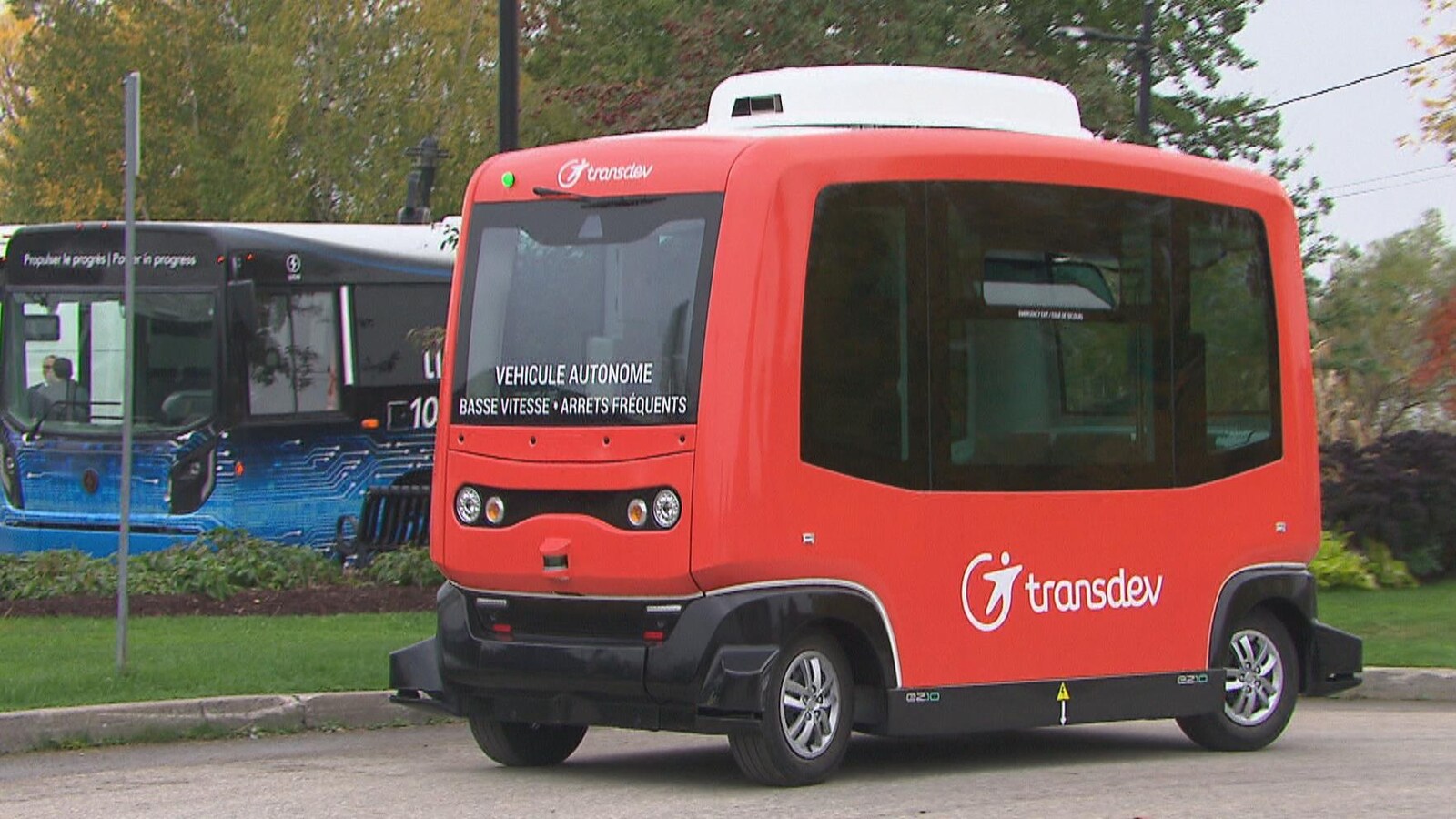Une navette électrique roule sans chauffeur au Marché de la gare, à Sherbrooke.