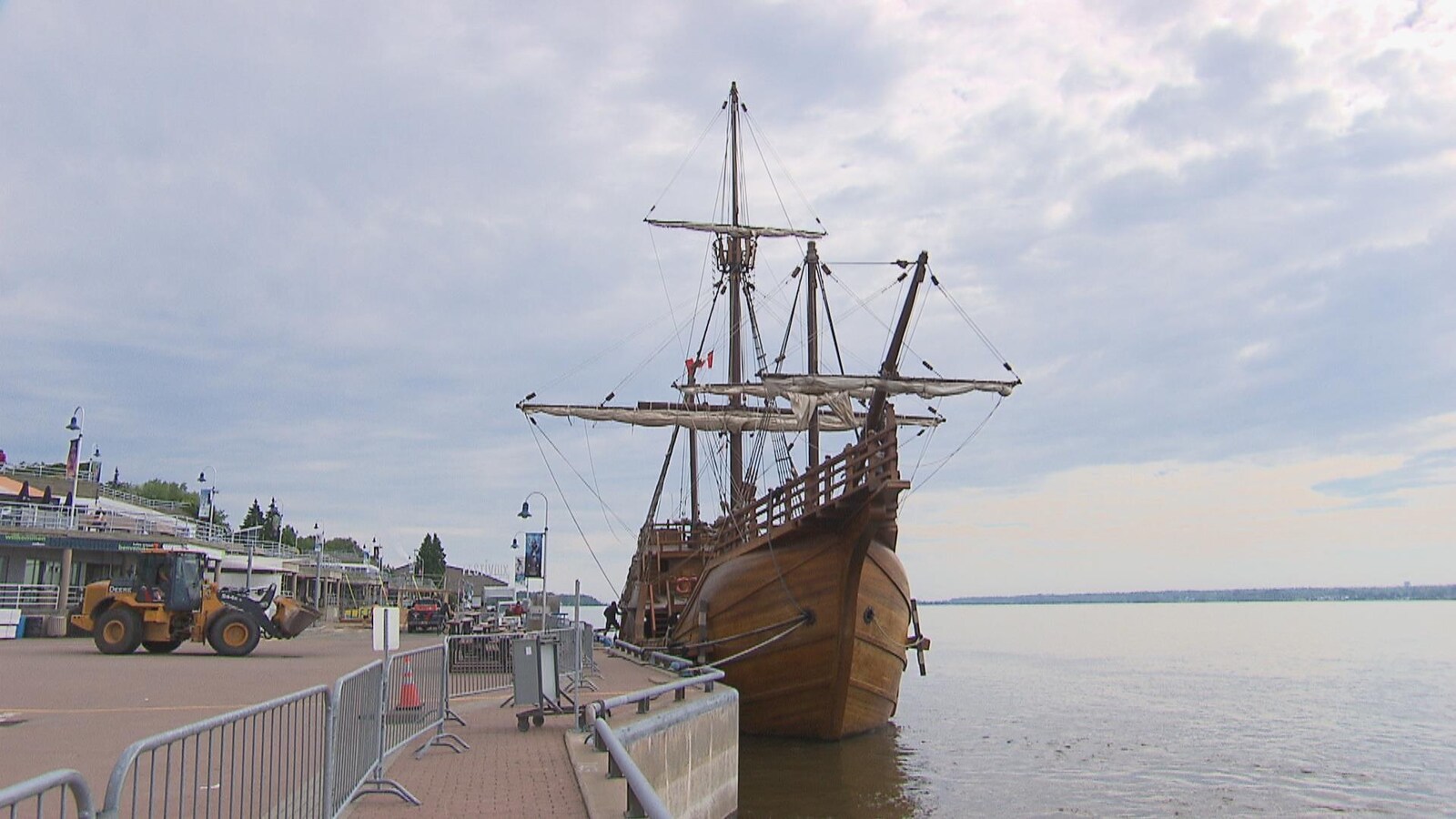 Un navire amarré au quai de Trois-Rivières