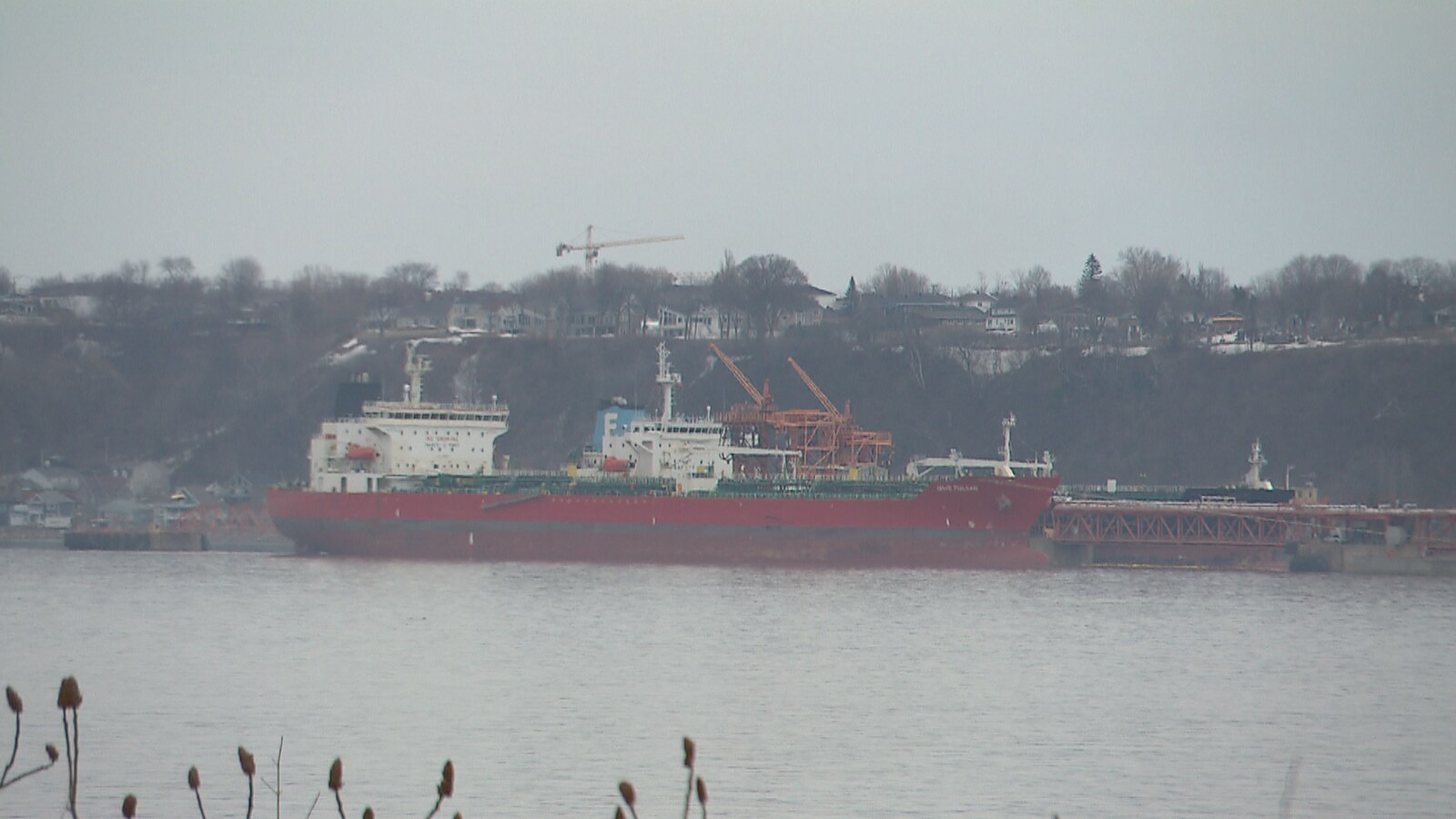 Un fil huileux a été aperçu à l'arrière de ce navire accosté au quai de la raffinerie Énergie Valero à Lévis.