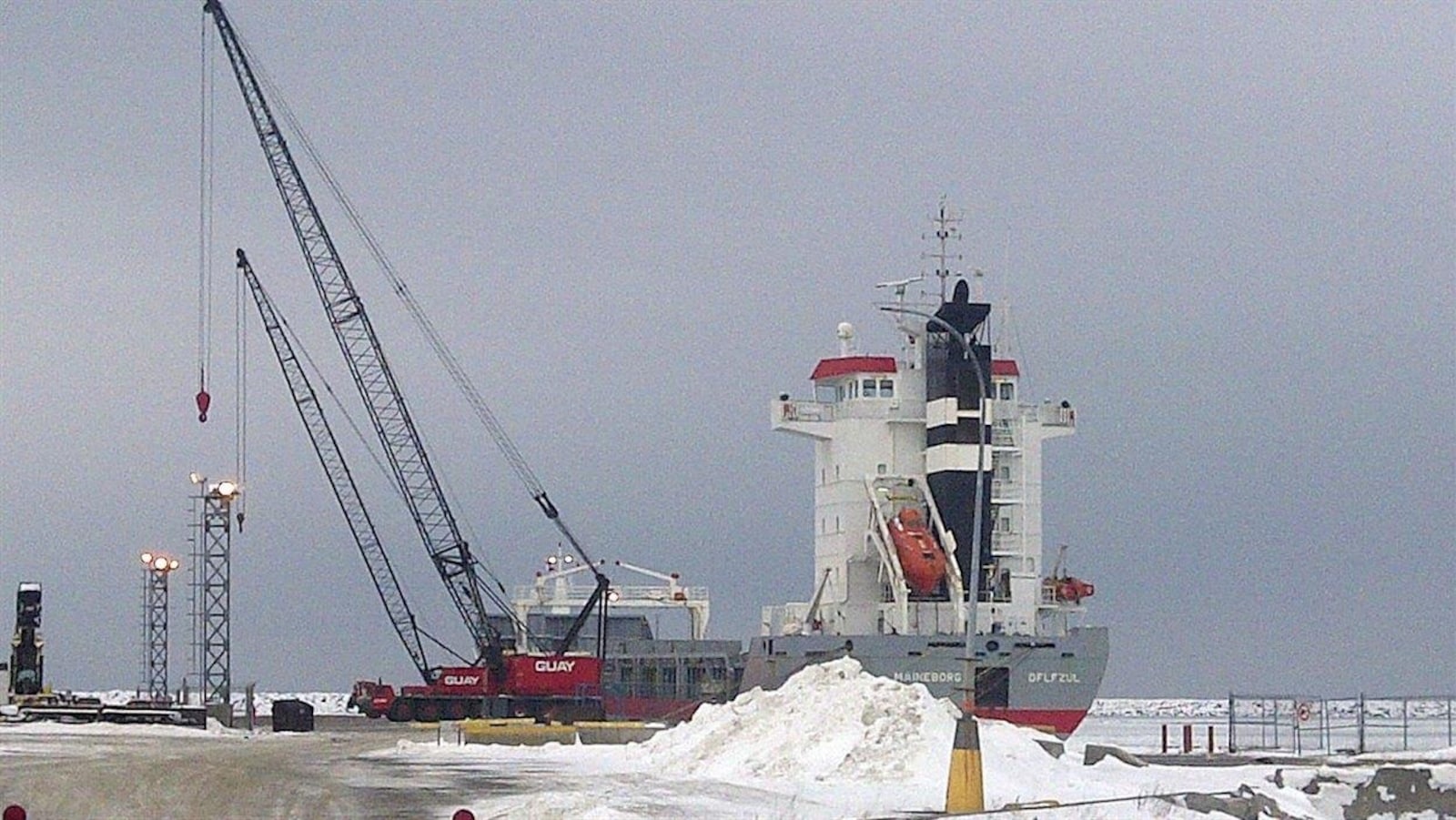 Des ballots de pâte chargés sur un bateau au port de Matane.