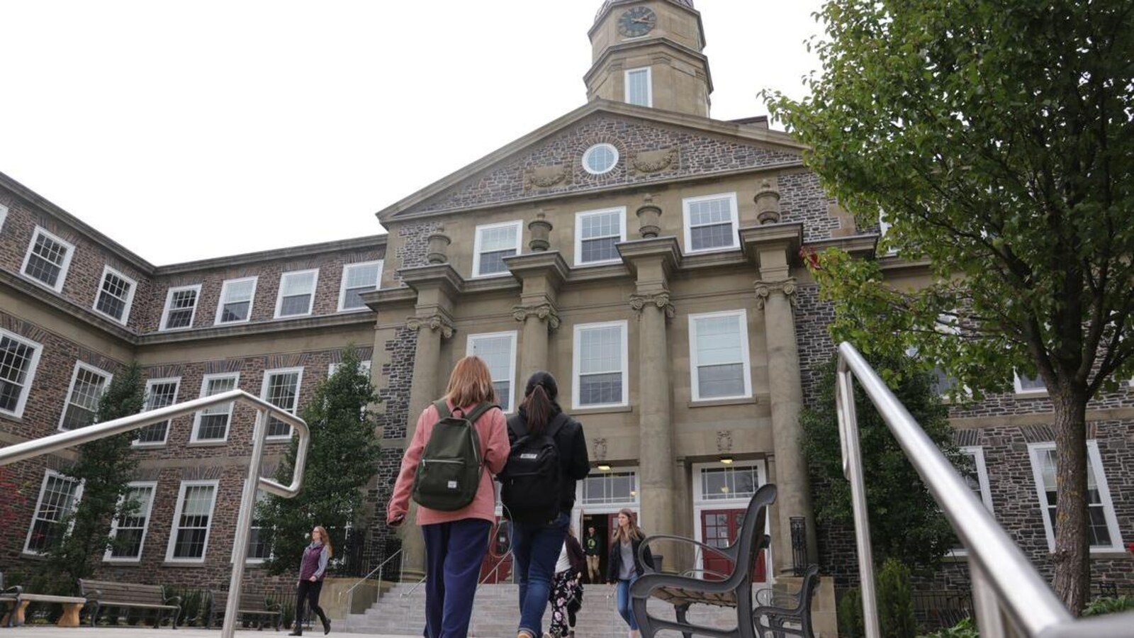 En avant-plan, des étudiantes se dirigent vers un des édifices de l'Université Dalhousie.