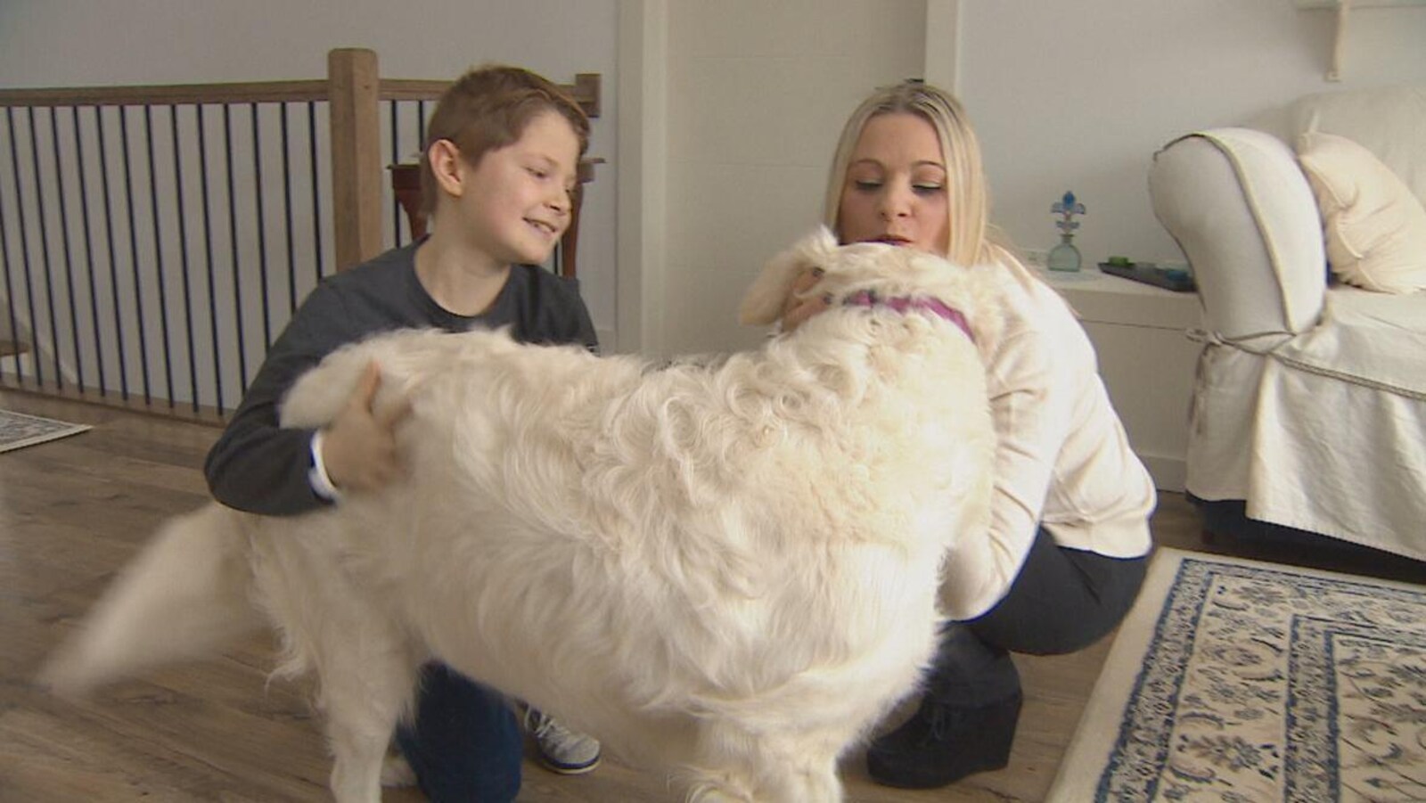 Denis Cozzi et sa mère, Mafalda Palomba, jouent avec leur chien dans la maison familiale.