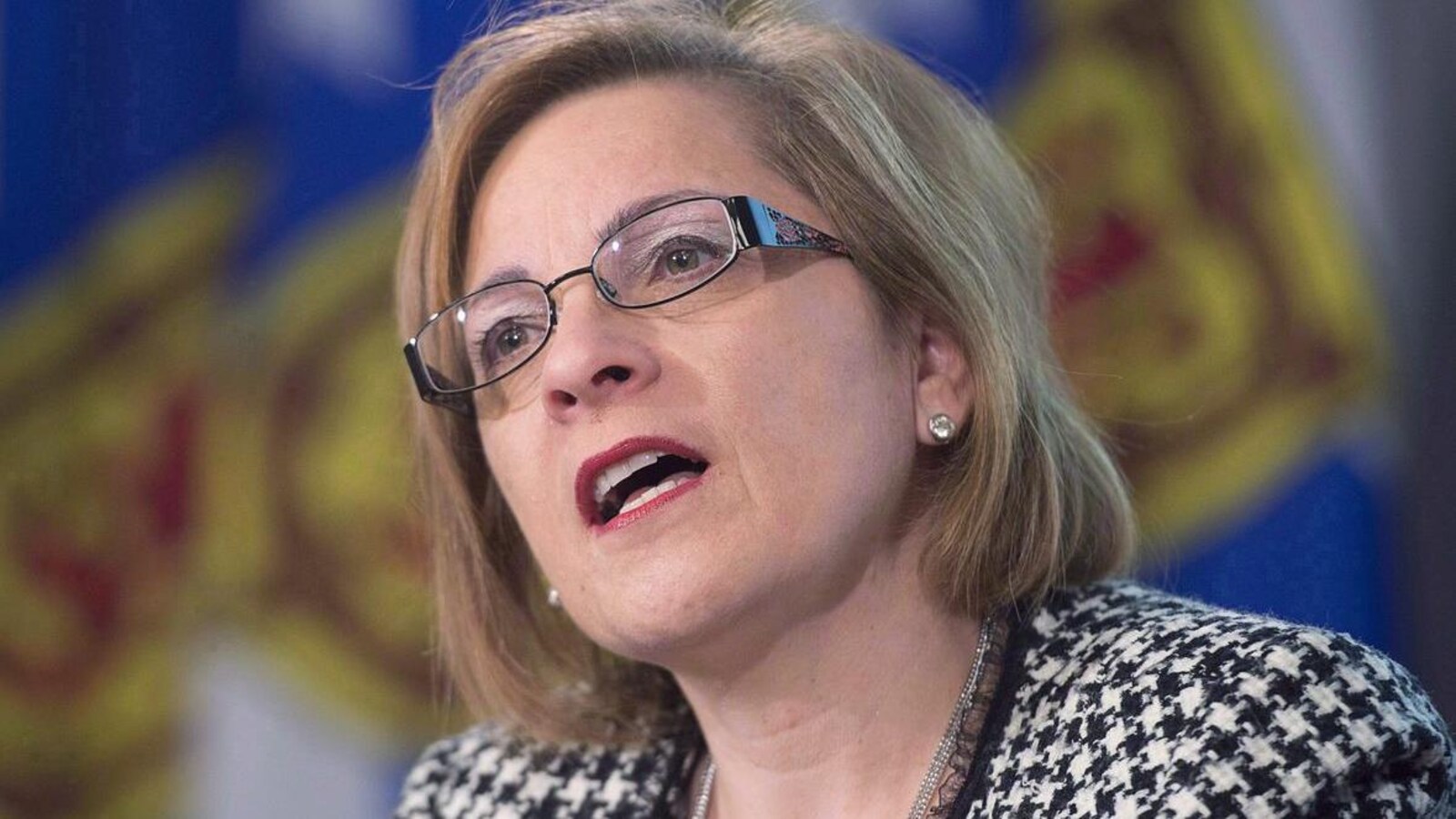 Lena Diab répond à une question lors d'une conférence de presse.