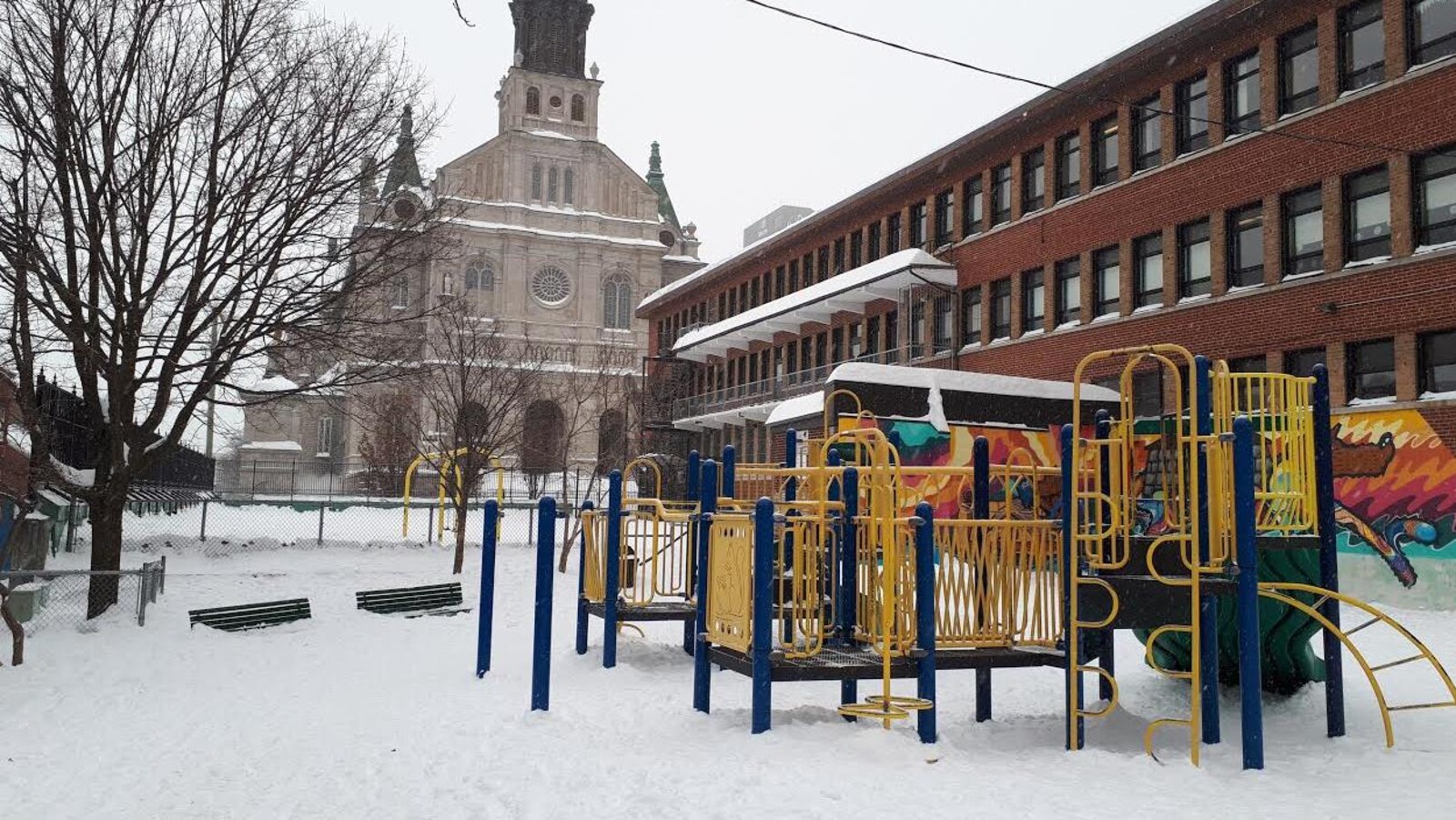 Parc avec de la neige et une église.