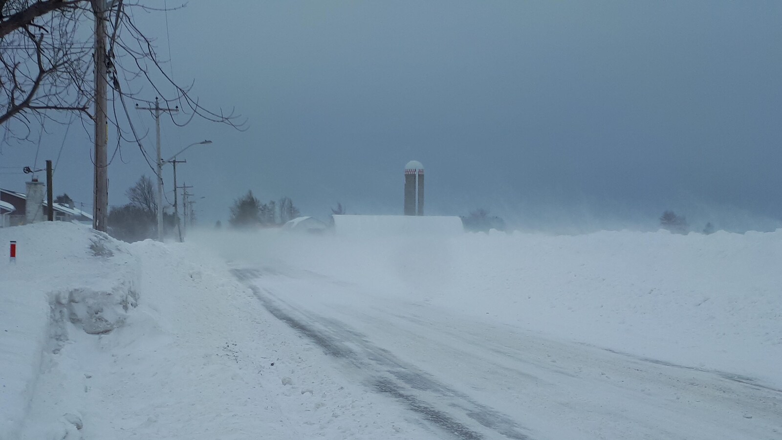 Une route enneigée avec de la poudrerie.