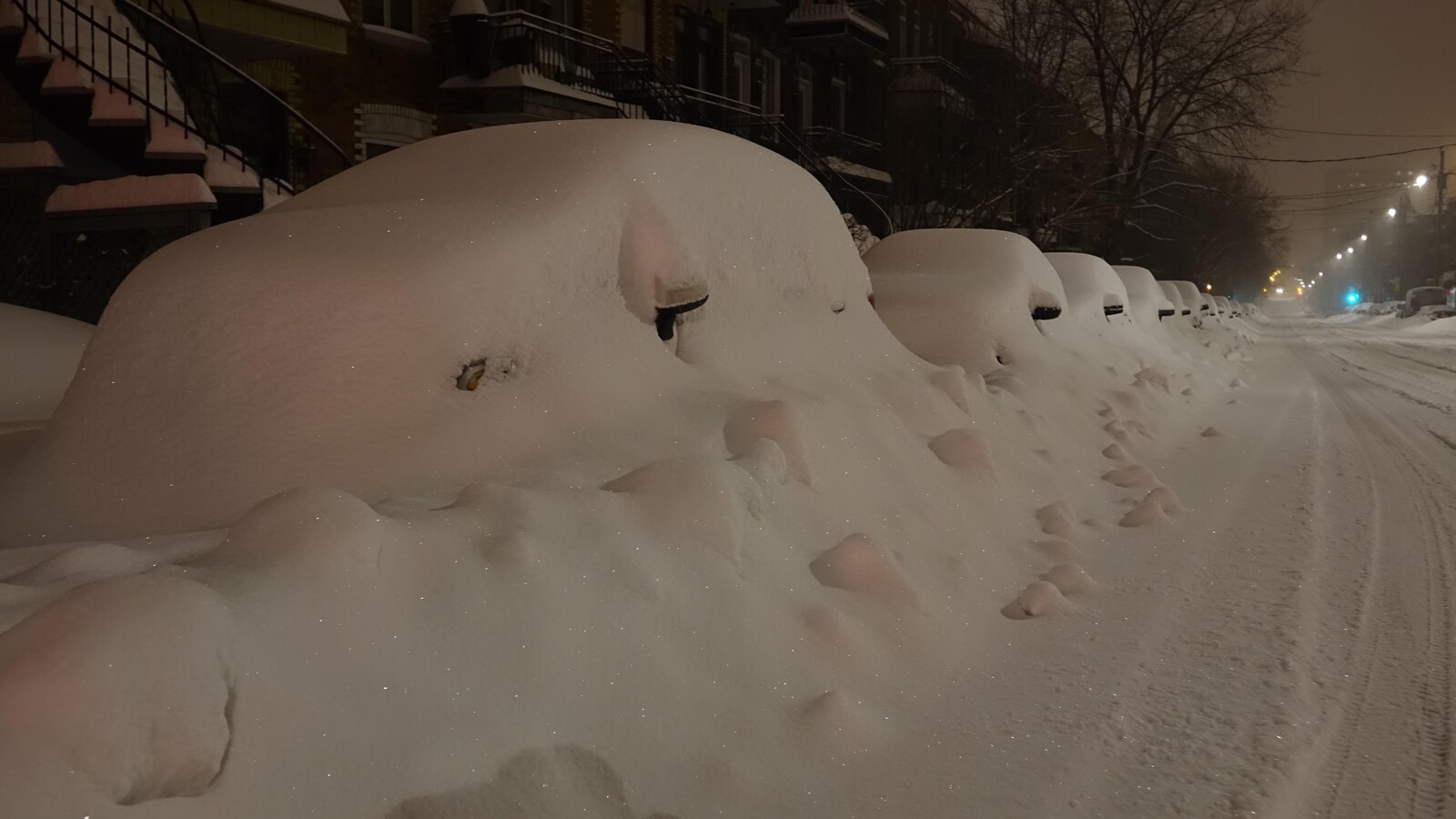 Des voitures ensevelies sous la neige à Montréal.