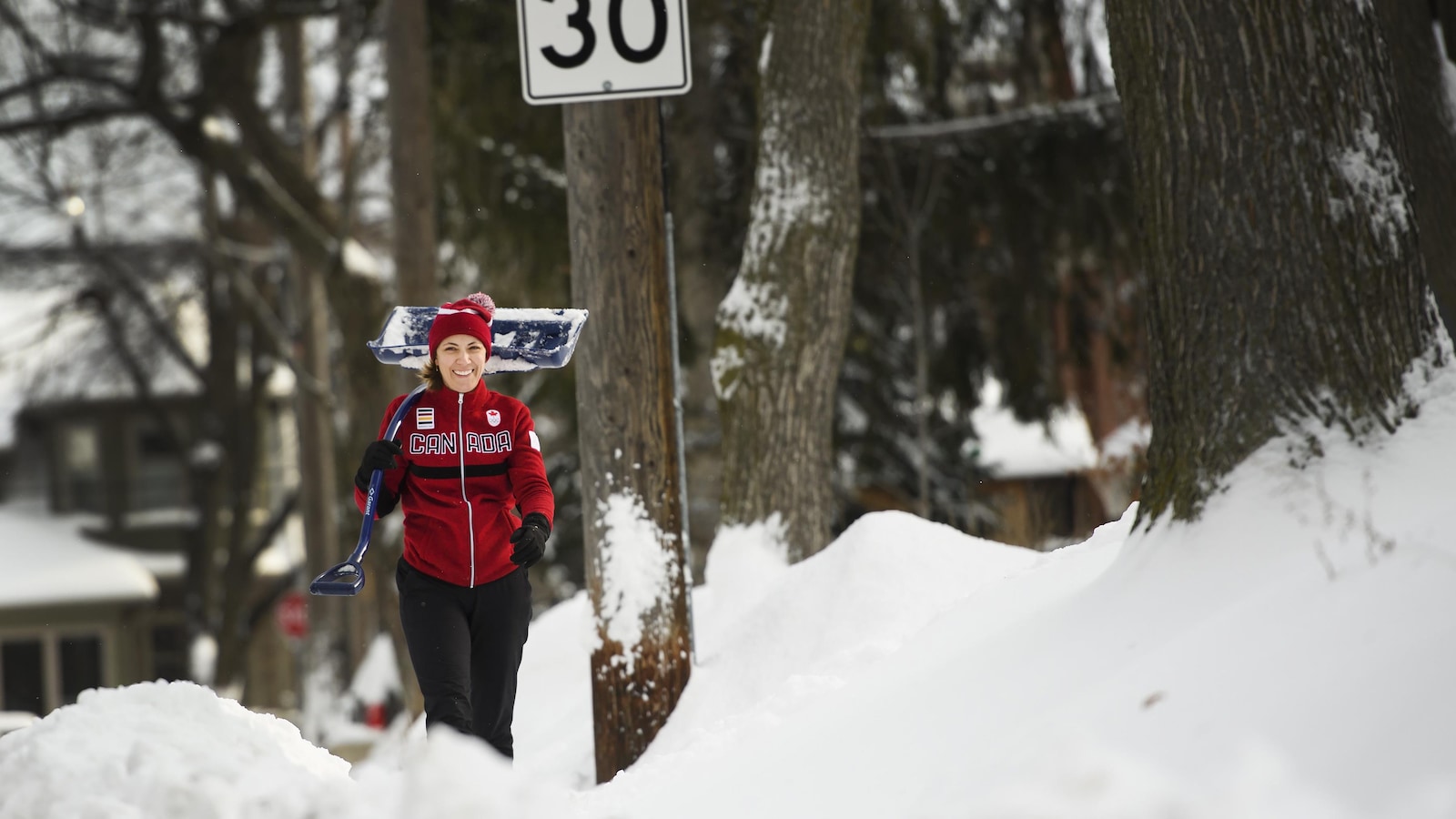 Une femme marche avec une pelle à Toronto.