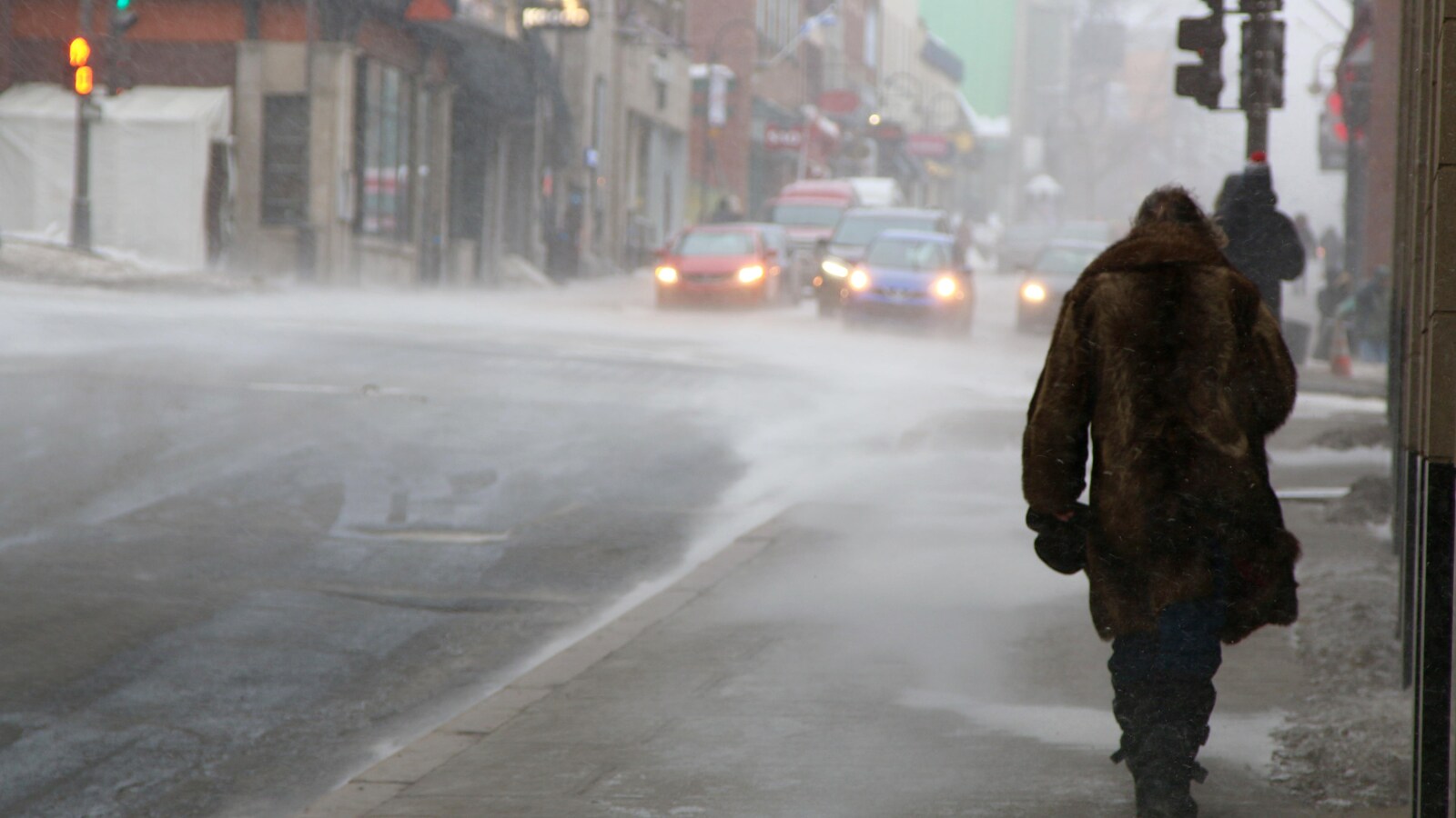 Vue sur la rue Saint-Jean, à Québec, pendant la tempête.