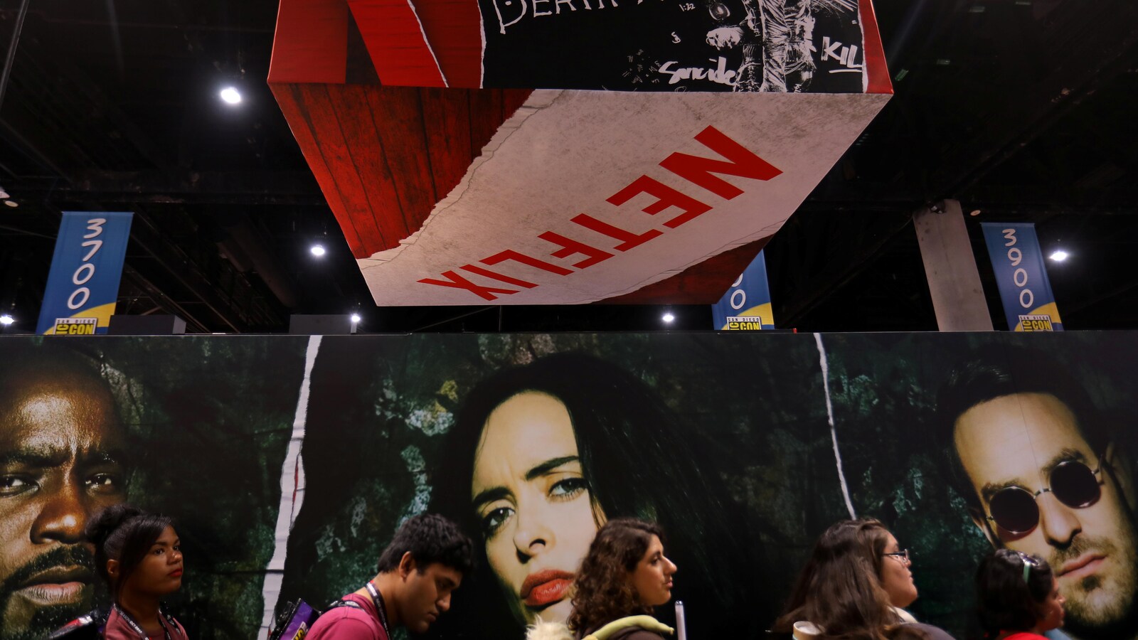 Logo de Netflix, photos d'artistes et gens qui font la queue