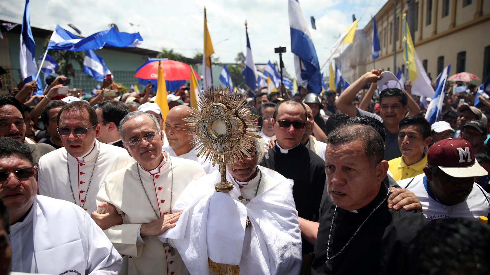 Le cardinal Leopoldo Brenes et d'autres dirigeants catholiques arrivent dans la ville, alors que les manifestations antigouvernementales se poursuivent à Masaya.