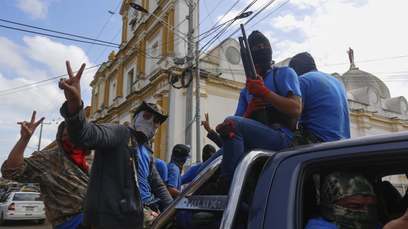 Des paramilitaires paradent à Masaya, une ville hostile au président Daniel Ortega.