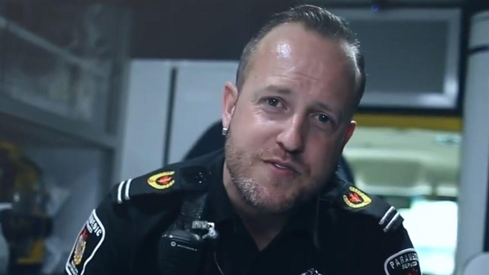 Un ambulancier en uniforme.