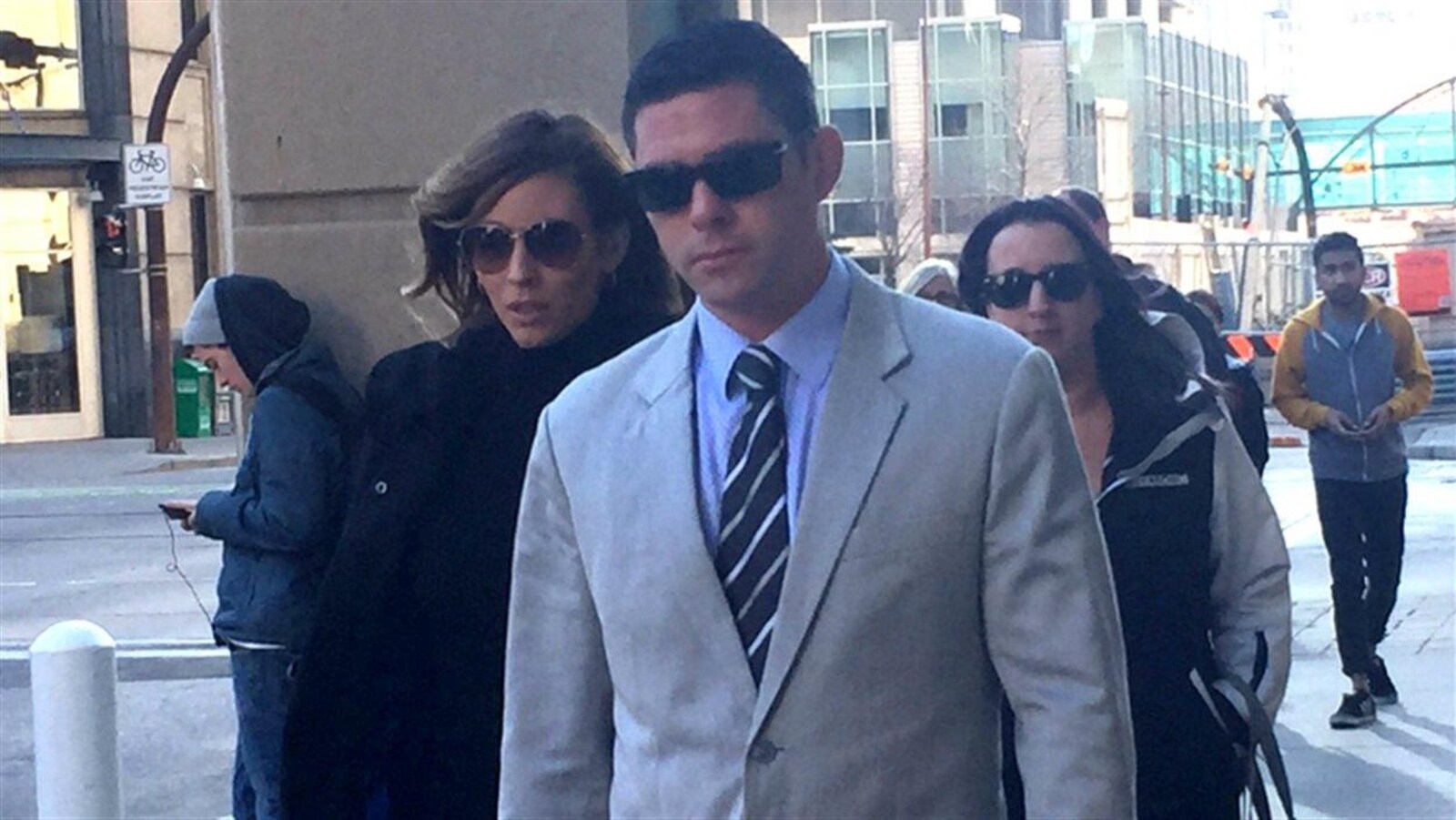 Nicholas Rasberry entre au palais de justice de Calgary.