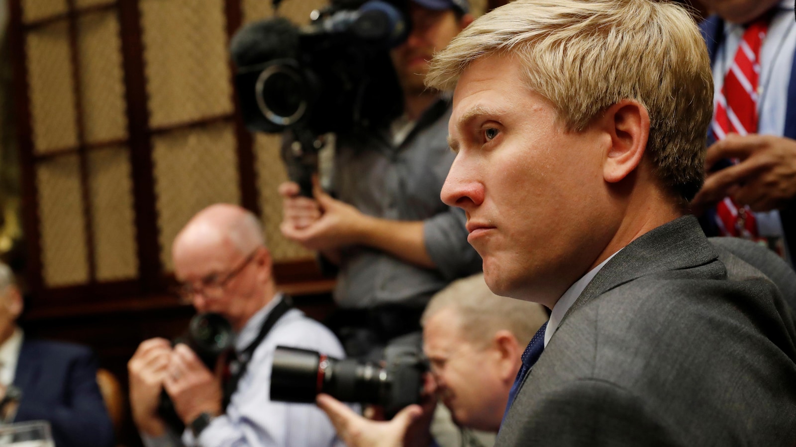 Nick Ayers écoute lors d'une conférence de presse.