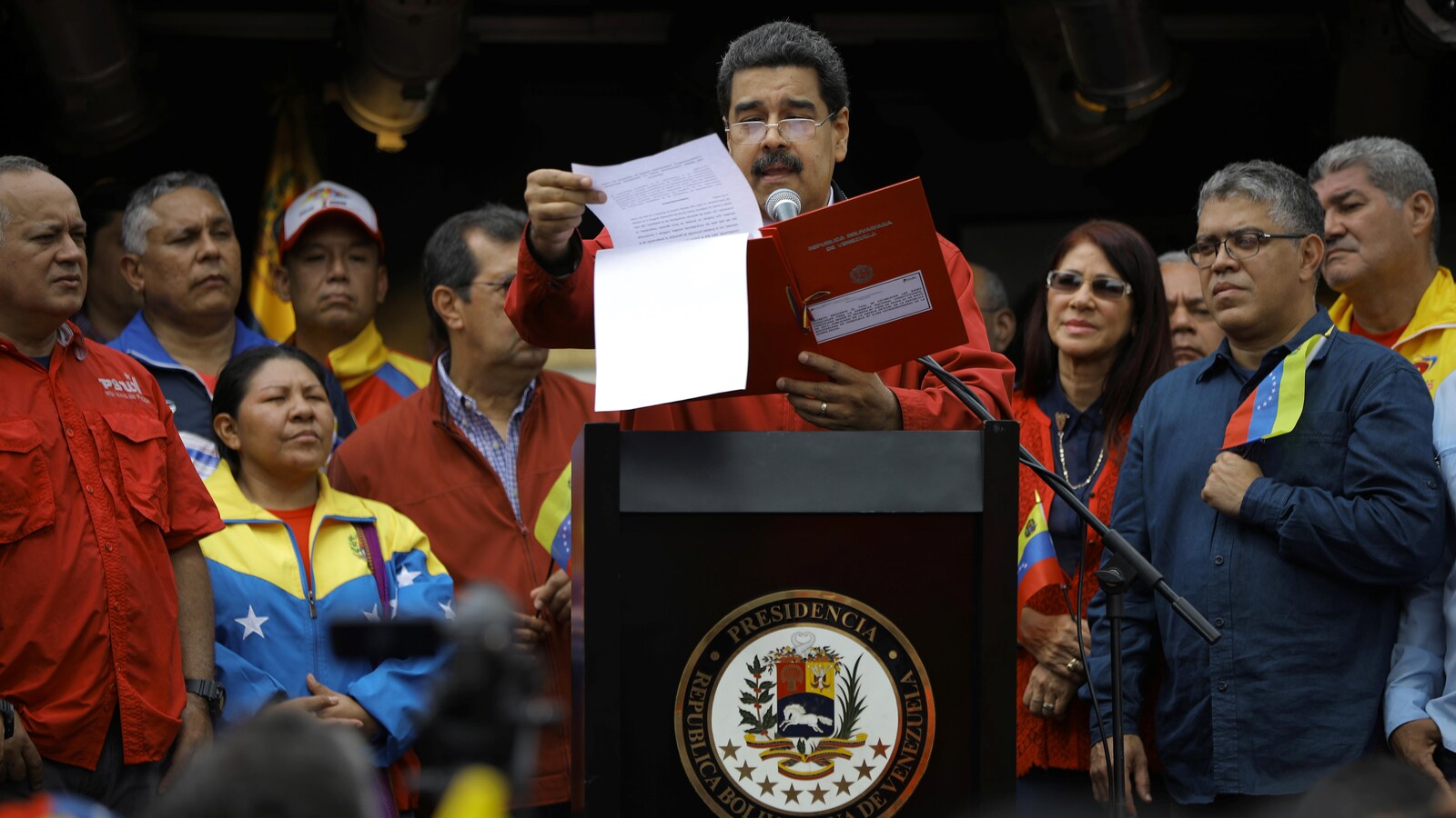 Le président vénézuélien Nicolas Maduro a signé le décret de sa nouvelle Assemblée constituante devant des milliers de partisans, le 23 mai 2017.