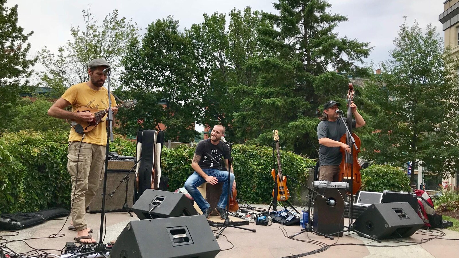 La formation Nicolas Pellerin et les Grands Hurleurs, de passage à Sherbrooke au Carré-Strathcona.
