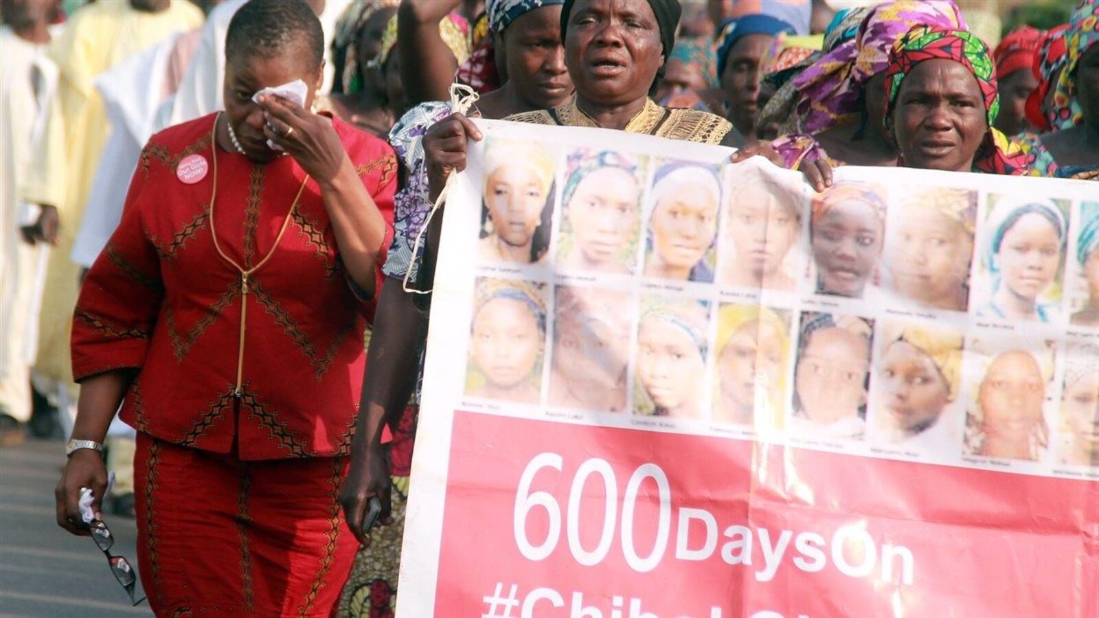 La coordonnatrice du mouvement Bring Back Our Girls, Oby Ezekwesili, pleure tandis qu’elle manifestait avec les mères des écolières enlevées par Boko Haram, lors d’un rassemblement à Abuja en janvier 2016.