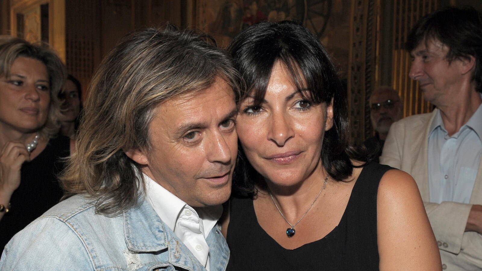 Le chanteur Nilda Fernández en compagnie de la mairesse de Paris, Anne Hidalgo, en 2010
