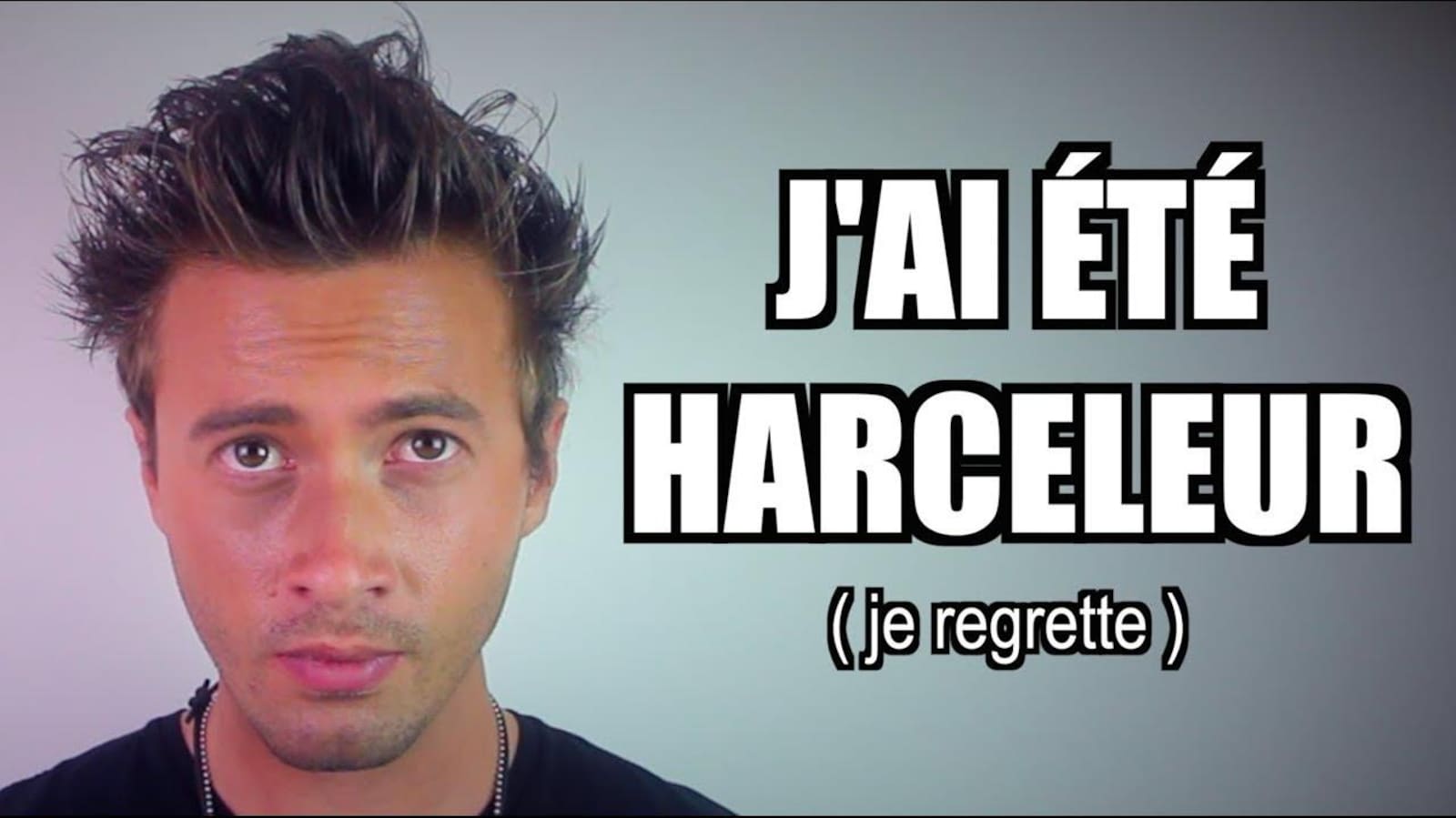 Un homme regarde la caméra et un sous-titre est disposé à sa droite, indiquant la phrase : « J'ai été harceleur (je regrette) ».