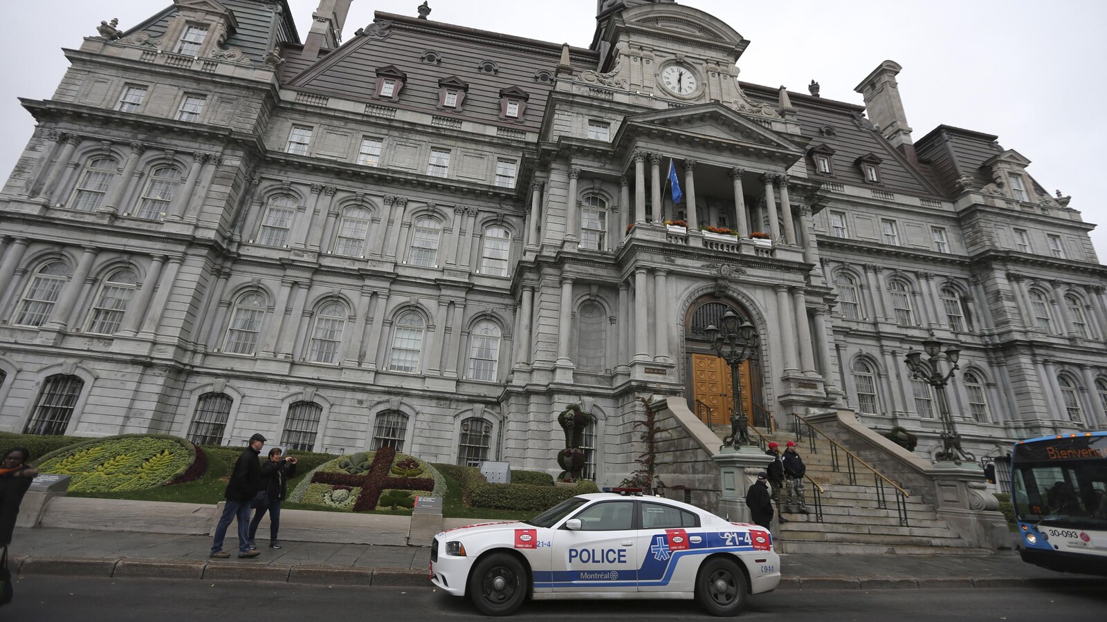 Des policiers affectés à la surveillance de l'entrée de l'hôtel de ville de Montréal