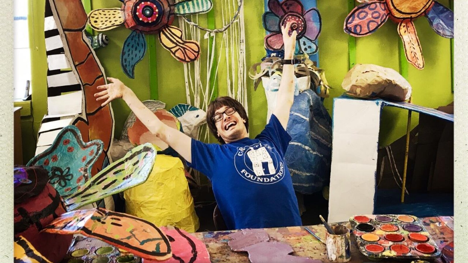 L'artiste Noah Hogan dans l'atelier de Passion Works
