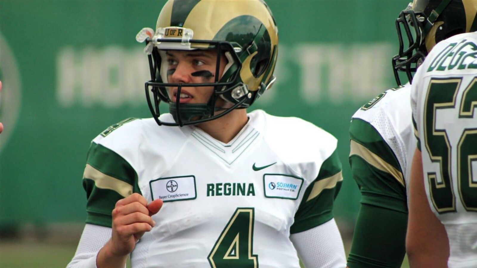 Un jeune joueur de football porte les couleurs des Rams de l'Université de Regina.
