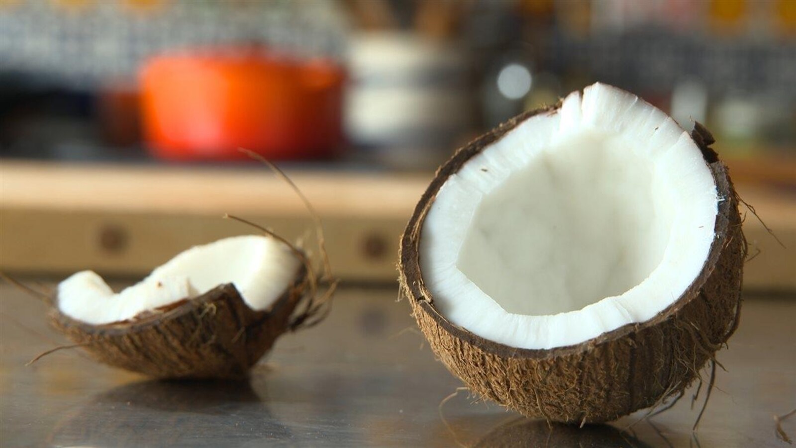 Une noix de coco cassée sur un comptoir